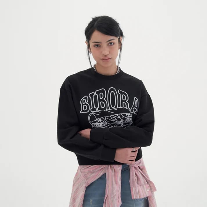 韓国ブランド「BIBORA」のSandwich crop sweatshirt PR